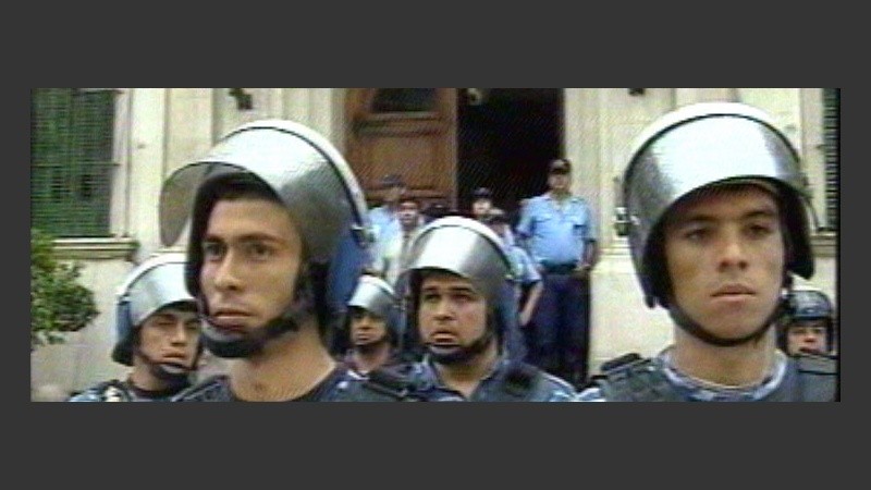 Custodia policial en la Casa de Gobierno (Imagen TV).