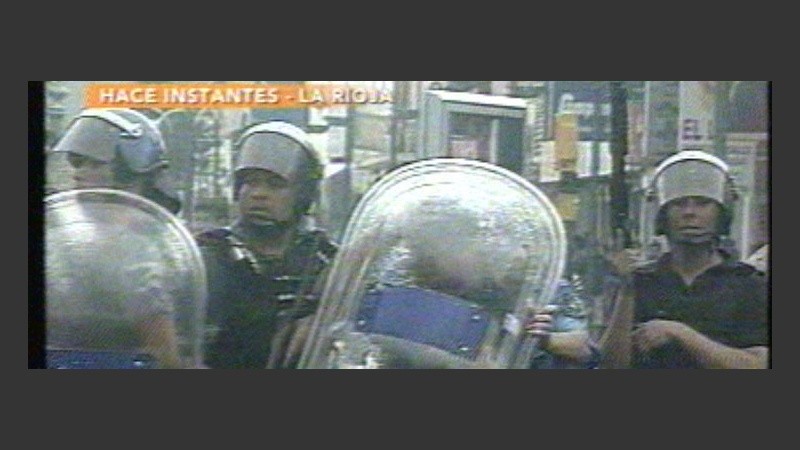 La policía se cubre ante los piedrazos de los manifestantes.