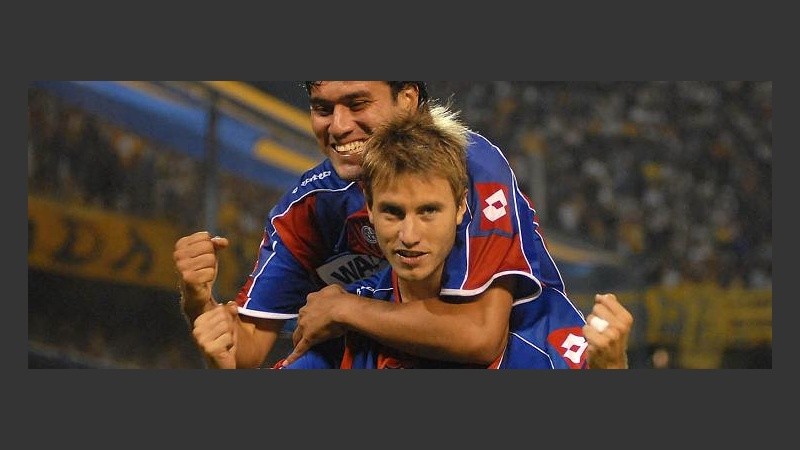 Tres puños, tres puntos. Jiménez se trepa a la Gata tras el gol (FotoBaires).