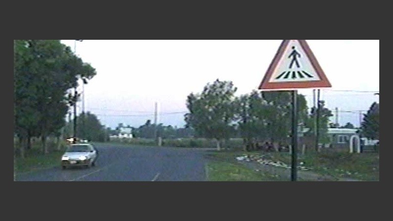 Casi nadie respeta el único aviso de paso peatonal (imagen TV).