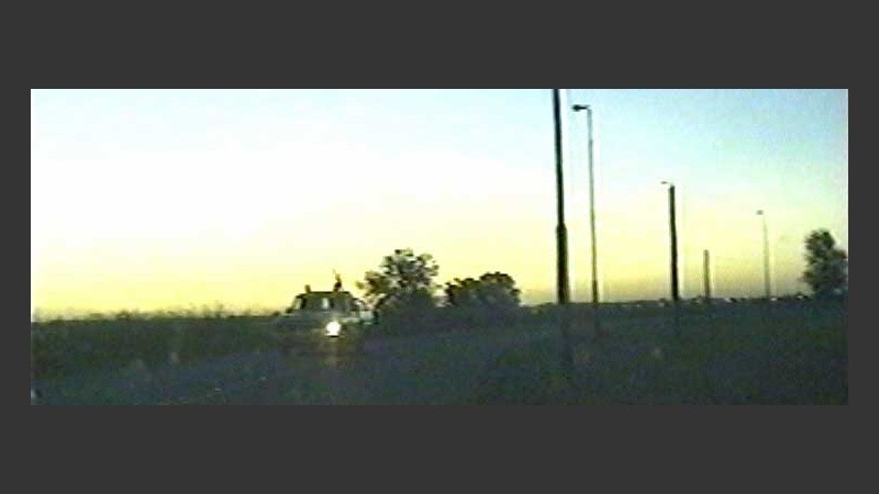 ¿Iluminación? Sólo la de los autos (imagen TV).