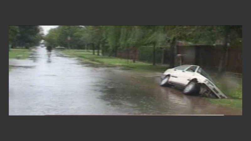 La fuerza del agua pudo más que un auto, que quedó sumergido a medias. 