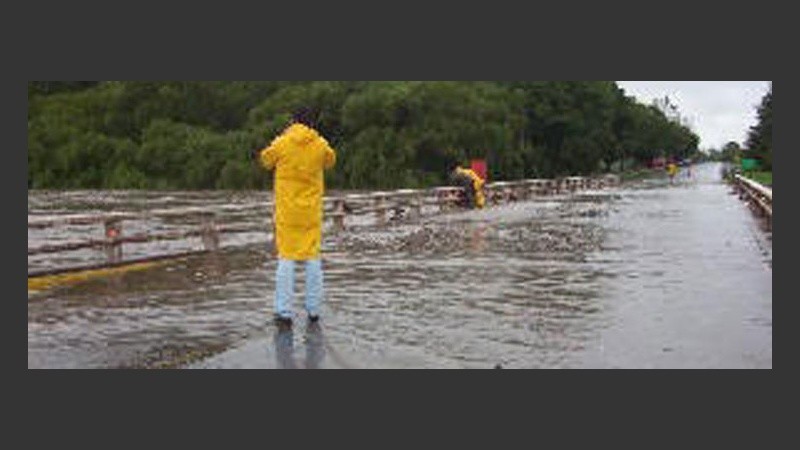 La foto de Soledad muestra cómo el agua cubre el puente entre Carcarañá y Correa.