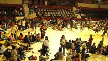Evacuados en el estadio cubierto de Newell's (R. Lescano).