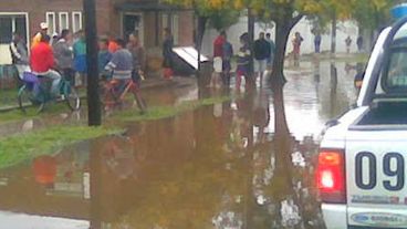 Algunas personas se resisten a dejar los barrios inundados.