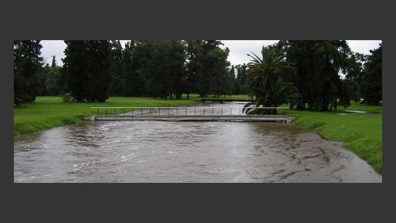 El Ludueña a la altura del Golf Club, a punto de desbordar.