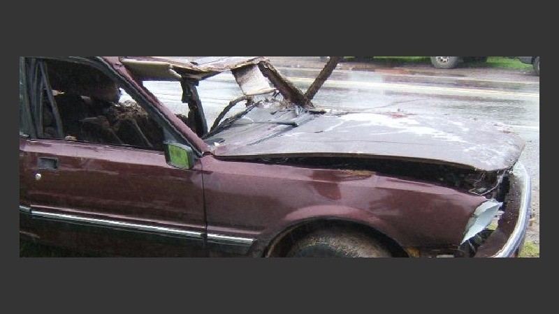 La imagen de la tragedia. Así quedó el coche tras ser retirado (R.Lescano).