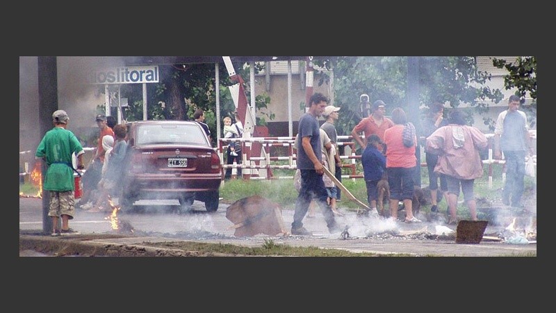 Vecinos cortaron la calle para reclamar asistencia tras el intenso temporal.