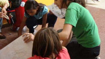 Los más chicos pintaron la tragedia en los talleres de plástica de los centros de evacuados.