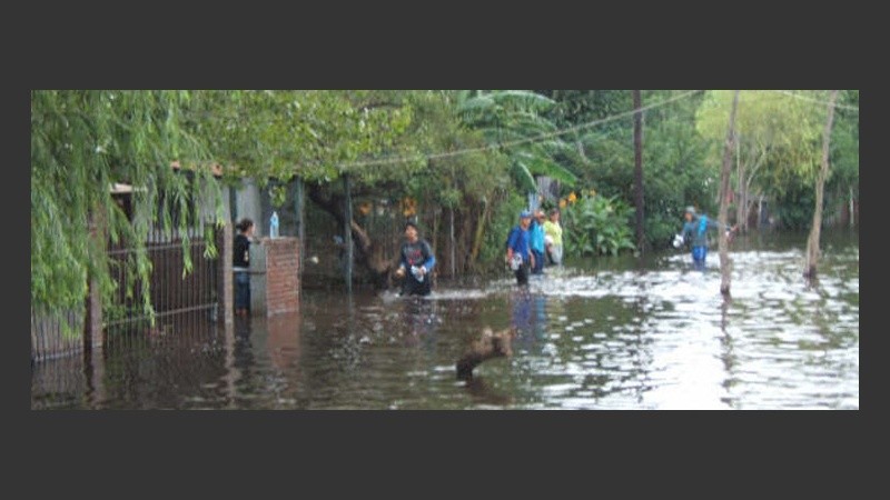 En Nuevo Alberdi aún había mucha agua en algunas cuadras. 