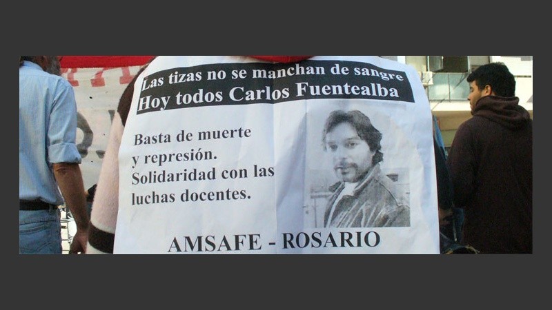 Amsafé recordó con carteles propios al docente asesinado.