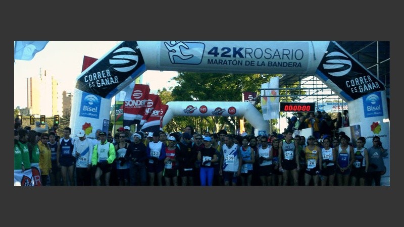 En sus marcas: cerca de 900 corredores largaron esta mañana desde el Monumento.