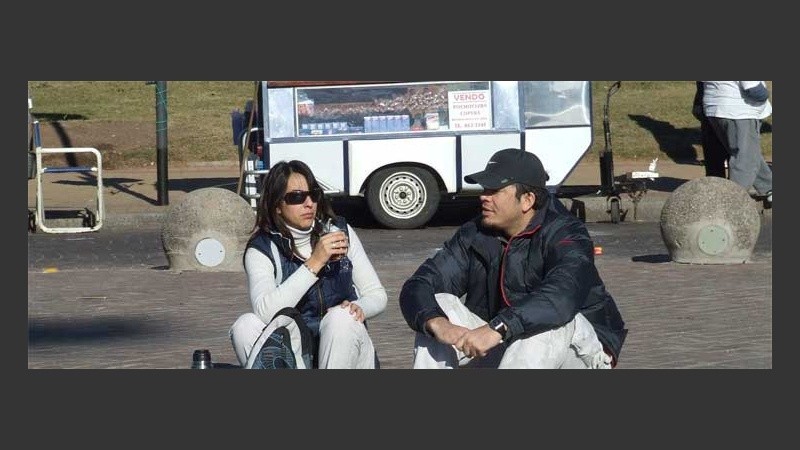 Mate al sol. Y de fondo, la oferta para los que llegaron con hambre y sin nada.