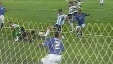 El primero de Crespo en la Copa, a los 10 del primer tiempo (imagen de TV).