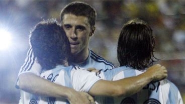 Aimar, Messi y Crespo se abrazan tras uno de los goles (EFE).
