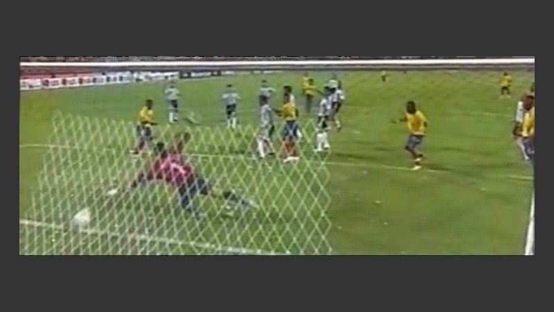 En el arranque y de un tiro libre, llegó el gol cafetero (imagen de TV).