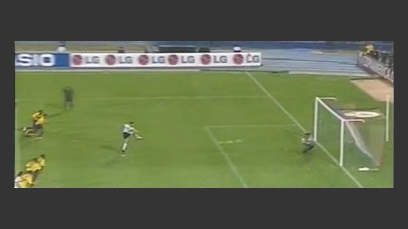 Crespo convirtió su gol 35 en la selección y después se lesionó (imagen TV).