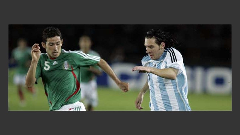 Messi, que marcó un golazo, escapa de la marca de Israel Castro (EFE).