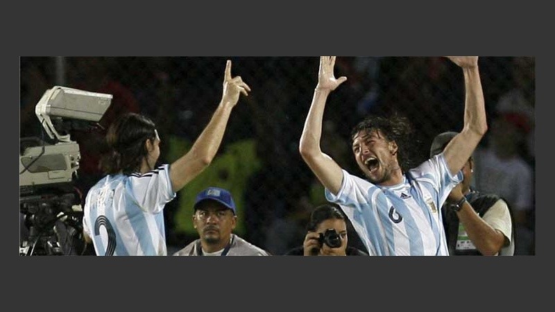 Entre defensores. Heinze celebra el 1-0 con Ayala (EFE).