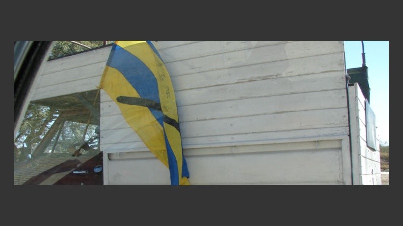 Una bandera azul y amarilla que está de duelo por la muerte de un canalla de ley.