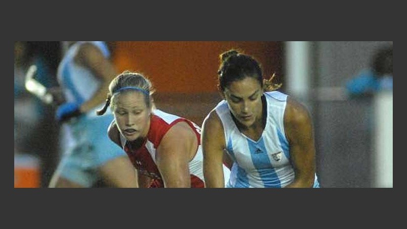 Aymar se lleva la bocha. La rosarina fue figura (Télam).