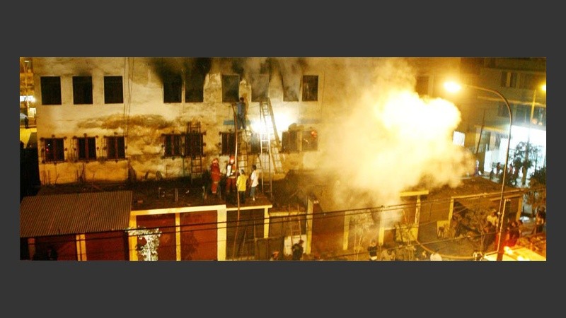 Tras el sismo, hubo un incendio en el distrito del Rímac (EFE).