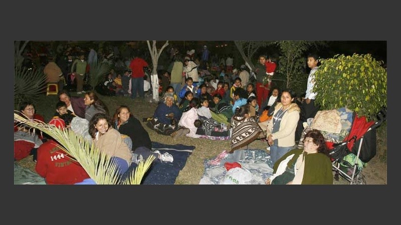 Ante las continuas réplicas, mucha gente decidió acampar en vez de retornar a sus hogares (EFE).