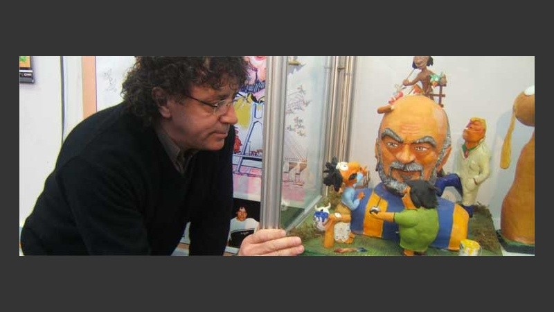 El artista posa junto a figuras de Fontanarrosa, que podrían ser parte del paseo (R.Lescano).