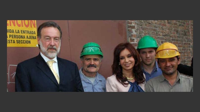 Los candidatos a gobernador y a presidenta, junto a operarios (Télam).