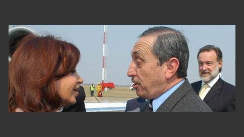 Cristina se saluda con Obeid tras su llegada a la provincia (Télam).