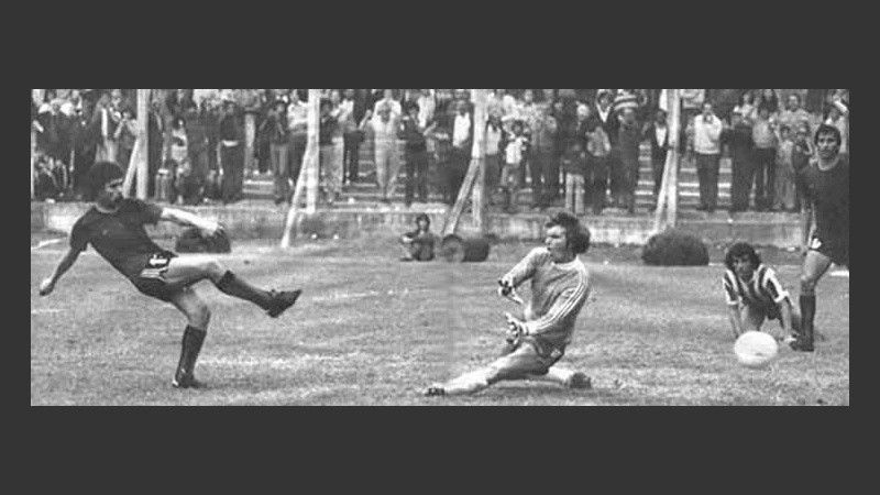 Cucurucho en uno de sus tantos goles con la rojinegra (Soyleproso).