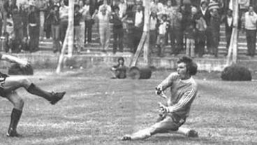 Cucurucho en uno de sus tantos goles con la rojinegra (Soyleproso).