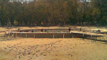 La primera etapa incluyó desagotar parte del lago para poner manos a la obra.