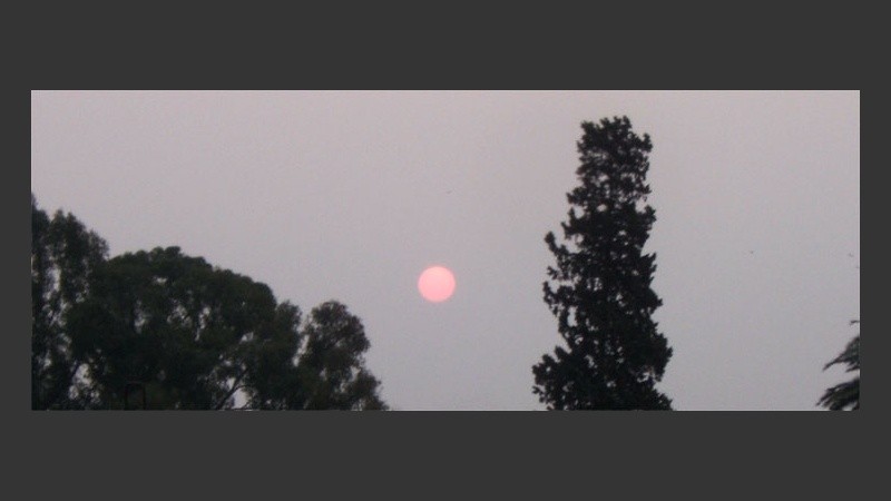 Cuando las nubes lo permitieron, asomó el extaño sol rojo (R. Lescano)