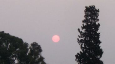 Cuando las nubes lo permitieron, asomó el extaño sol rojo (R. Lescano)
