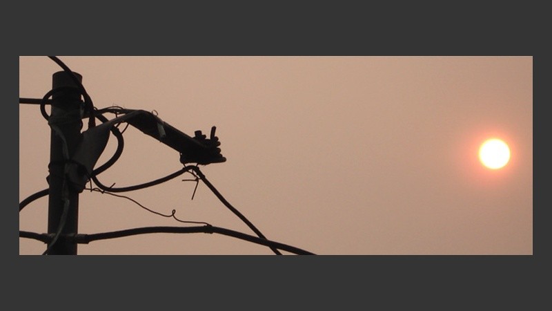 Sol rojo, la previa al eclipse de este martes en el cielo rosarino (P. Pattacini).