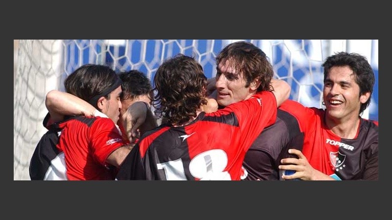 Todos saludan a Schiavi. Era el 2-1, que Newell's no supo aguantar (FotoBaires).