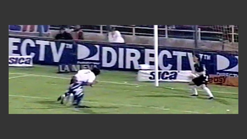 Silvera anticipó de arriba y marcó en la primera llegada del Cuervo (imagen TV).