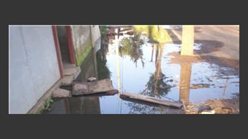 Las casas no tienen jardín, sino aguas servidas en el ingreso.