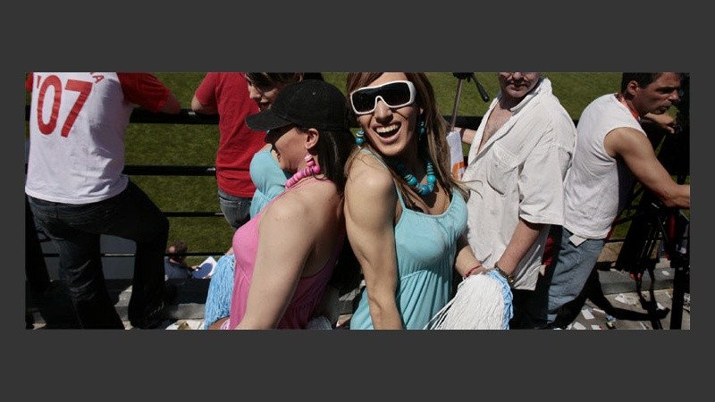 Porristas travestis, la hinchada perfecta para alentar a Los Dogos. (EFE)