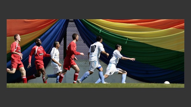 La bandera de la diversidad en el último enfrentamiento del Mundial de Fútbol Gay. (EFE)