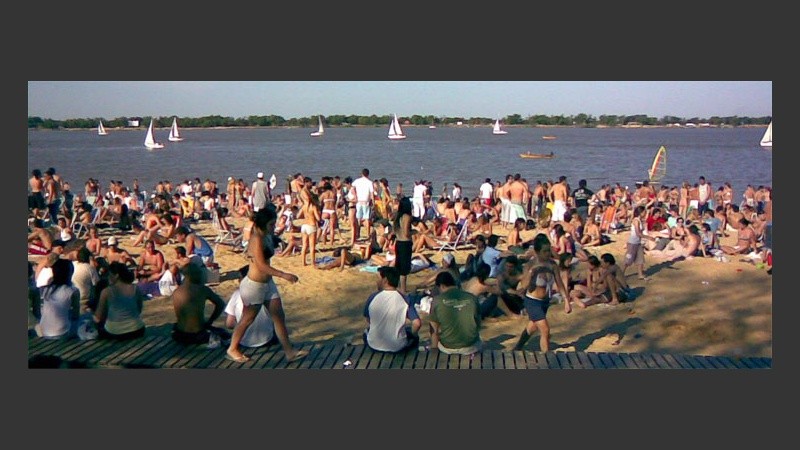 Arena y sol, un clásico de los rosarinos cuando calienta el sol.
