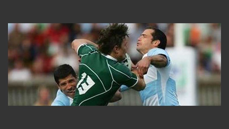 Los hermanos Contepomi frenan un avance de O'Driscoll (RugbyWorldCup.com).