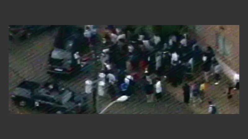 Familiares y amigos de estudiantes, concentrados en la puerta del colegio (imagen TV).