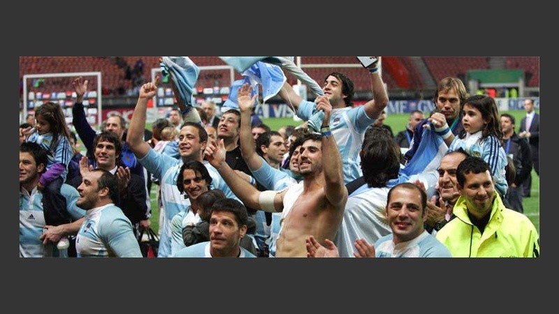 Podio y festejo merecido para un equipo que entró en la historia (EFE).
