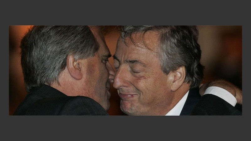 Luego del abrazo de los presidentes, Uruguay dio vía libre a Botnia.(EFE)