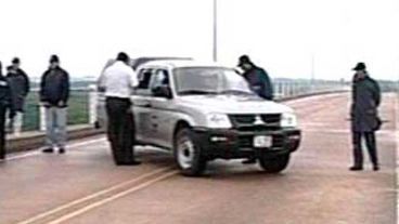 La Prefectura uruguaya cortó con palos en las manos y una camioneta (imagen TV).