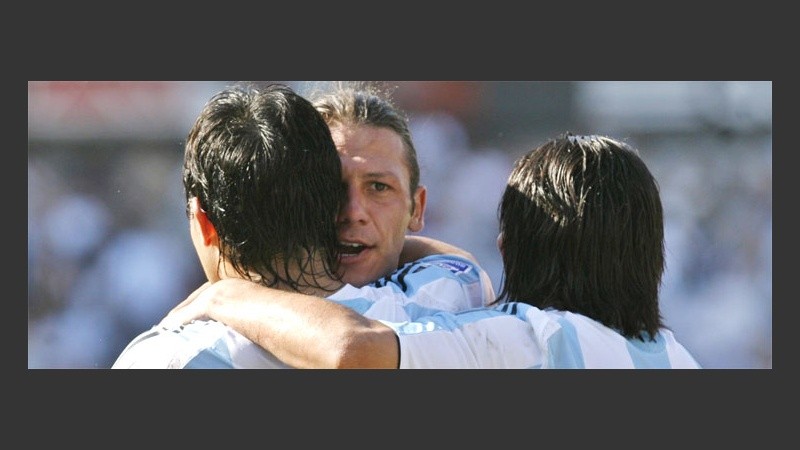 Demichelis abraza a Agüero, que marcó el 1-0, y Tévez se suma (EFE).