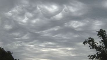 La extraña formación se pudo ver este sábado a la tarde, antes de la lluvia.