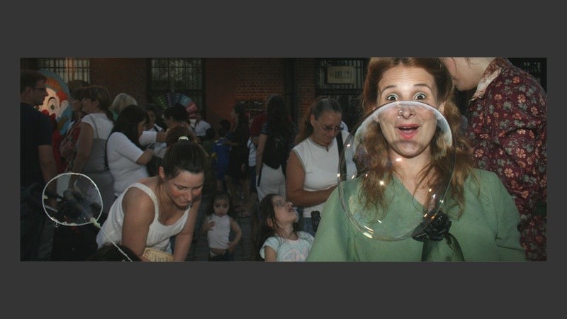 A ver quien hace la burbuja de jabón más grande y se lleva el pemio.